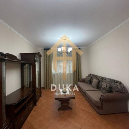 Tirane, jepet me qera apartament 2+1+A Kati 1, 75 m² 450 Euro (Bulevardi Bajram Curri)