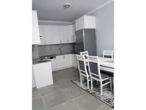 Tirane, jepet me qera apartament 1+1 Kati 4, 70 m² 400 Euro (Spitalet)