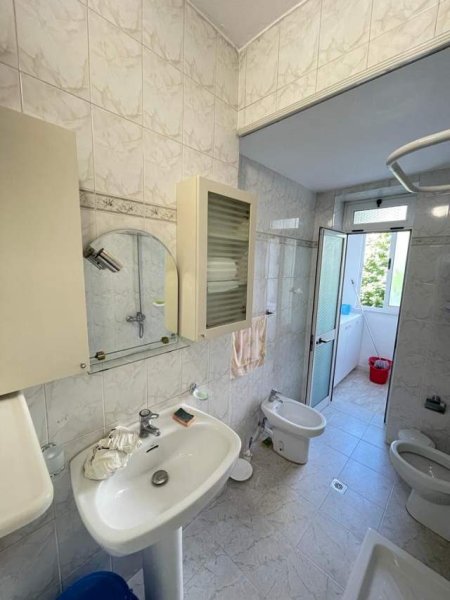 Tirane, jepet me qera apartament 2+1 Kati 2, 70 m² 500 Euro (Midis Myslym Shyrit dhe Ish Ekspozites)