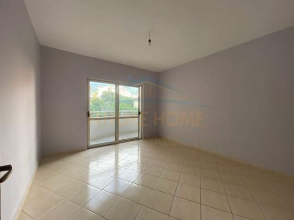Tirane, shitet apartament 1+1 Kati 3, 85 m² 70.000 Euro (Fresku)
