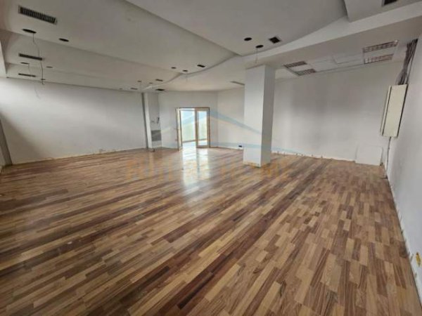 Tirane, jepet me qera ambjent biznesi Kati 1, 326 m² 2.700 Euro (KOMUNA E PARISIT)