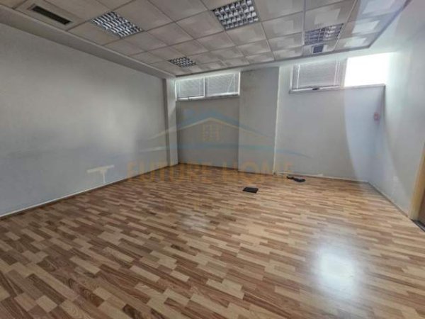 Tirane, jepet me qera ambjent biznesi Kati 1, 326 m² 2.700 Euro (KOMUNA E PARISIT)