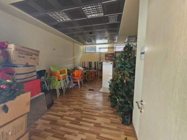 Tirane, jepet me qera ambjent biznesi Kati 1, 326 m² 2.700 Euro (KOMUNA E PARISIT)