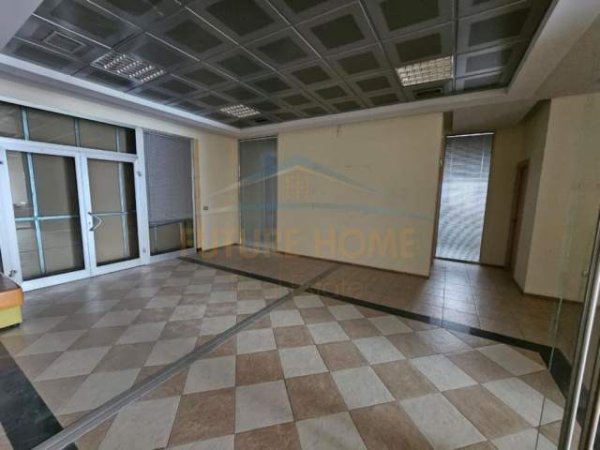 Tirane, jepet me qera ambjent biznesi Kati 1, 326 m² 2.700 Euro (KOMUNA E PARISIT)