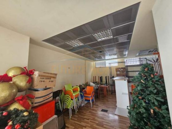 Tirane, jepet me qera ambjent biznesi Kati 1, 326 m² 2.700 Euro (KOMUNA E PARISIT)