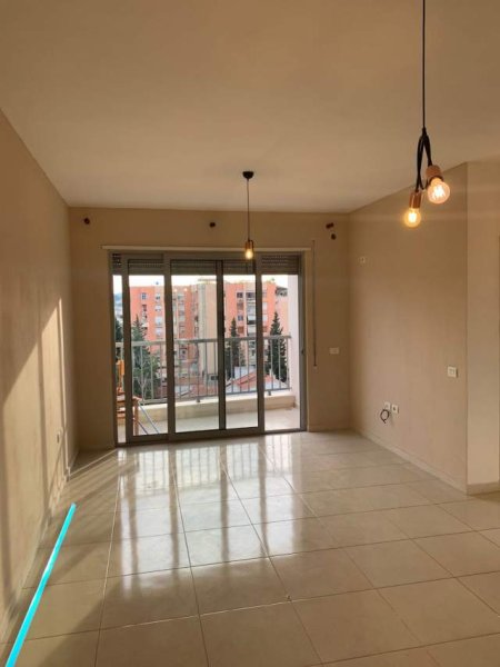 Tirane, jepet me qera apartament 2+1+BLK Kati 6, 85 m² 400 Euro (rruga Ibrahim Devishi)