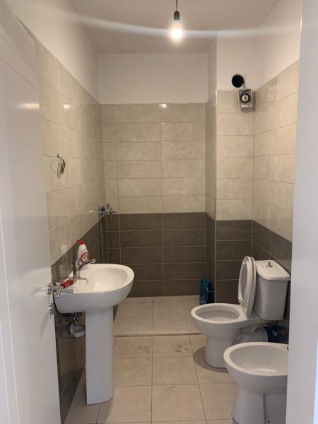 Tirane, jepet me qera apartament 2+1+BLK Kati 6, 85 m² 400 Euro (rruga Ibrahim Devishi)