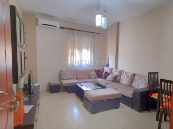 Tirane, jepet me qera apartament 1+1+BLK Kati 2, 84 m² 300 Euro (Fresk)