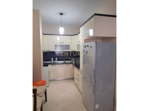 Tirane, jepet me qera apartament 1+1+BLK Kati 2, 84 m² 300 Euro (Fresk)