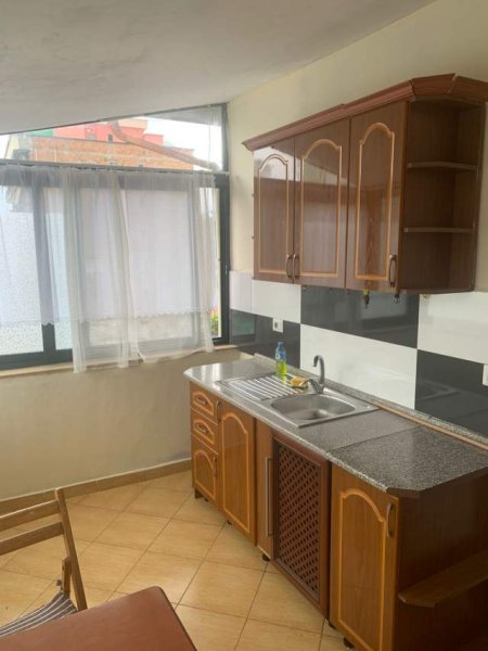 Tirane, jepet me qera Vile 3+1+BLK Kati 3, 100 m² 450 Euro (tek Fusha e Tenisit)
