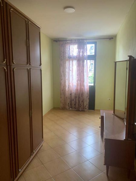 Tirane, jepet me qera Vile 3+1+BLK Kati 3, 100 m² 450 Euro (tek Fusha e Tenisit)