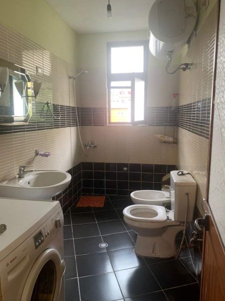 Tirane, jepet me qera Vile 3+1+BLK Kati 3, 100 m² 450 Euro (tek Fusha e Tenisit)