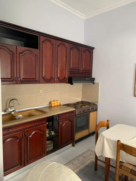 Tirane, jepet me qera apartament 2+1+A Kati 4, 100 m² 500 Euro (perballe taiwanit)