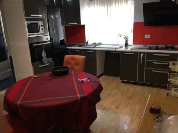 Tirane, jepet me qera apartament 2+1 Kati 5, 80 m² 50.000 Leke (rruga Petro Nini Luarasi)