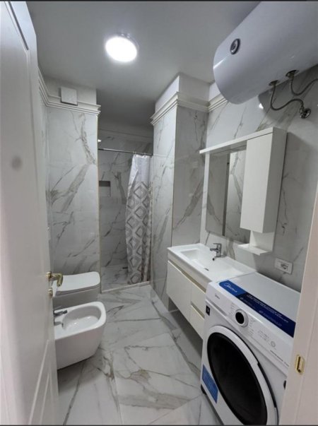 Tirane, jepet me qera 1+1 Kati 3, 70 m² 500 € 