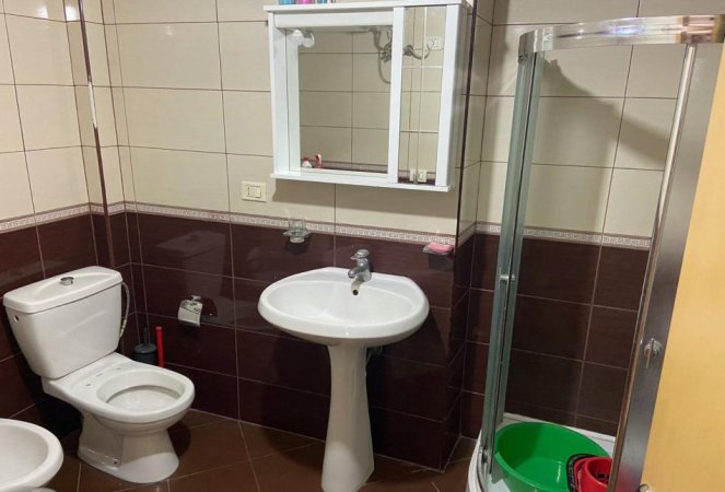 Tirane, jepet me qera apartament 1+1+Ballkon Kati 5, 62 m² 600 € (BLLOK)