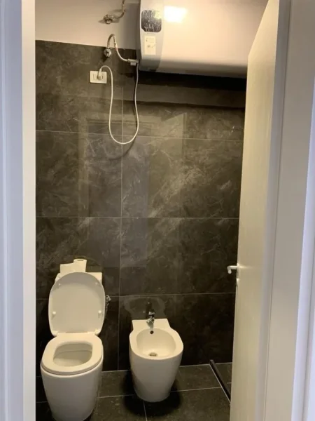 Tirane, jepet me qera apartament 2+1+Ballkon Kati 3, 99 m² 600 € (LIQENI THATE)