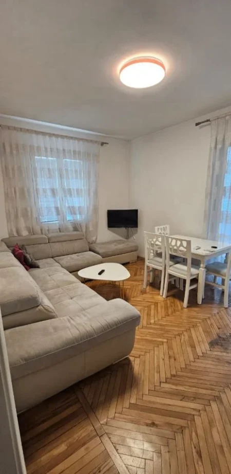 Tirane, jepet me qera apartament 1+1 Kati 3, 50 m² 600 € (RRUGA E BARRIKADAVE)