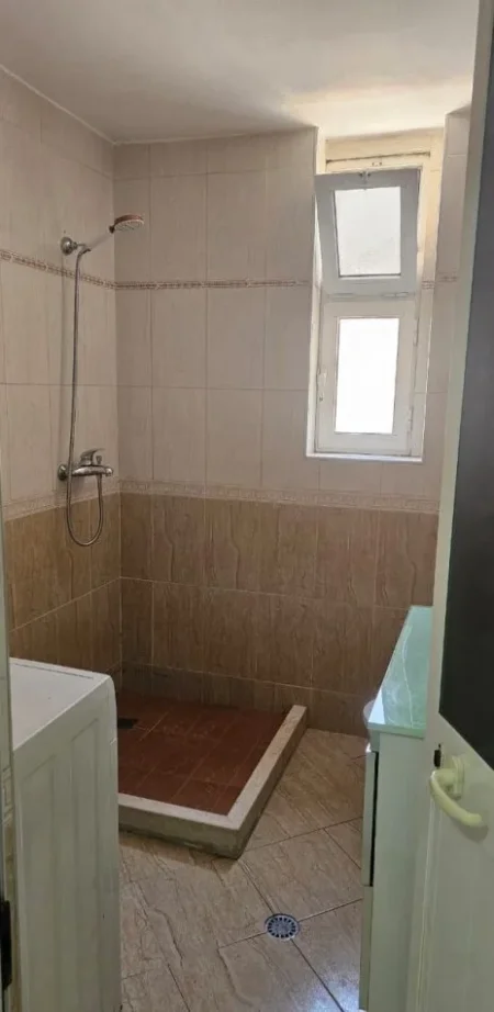 Tirane, jepet me qera apartament 1+1 Kati 3, 50 m² 600 € (RRUGA E BARRIKADAVE)