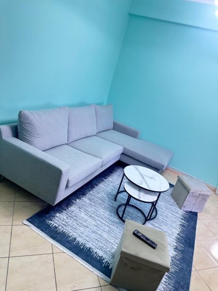 Tirane, jepet me qera apartament 1+1+Ballkon Kati 10, 50 m² 600 € (RRUGA E KAVAJES)