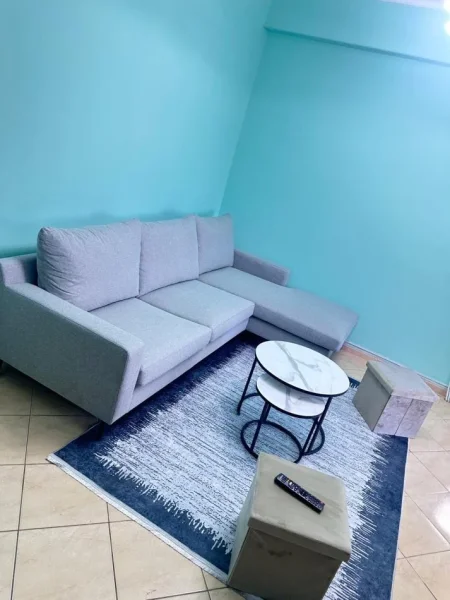 Tirane, jepet me qera apartament 1+1+Ballkon Kati 10, 50 m² 600 € (RRUGA E KAVAJES)