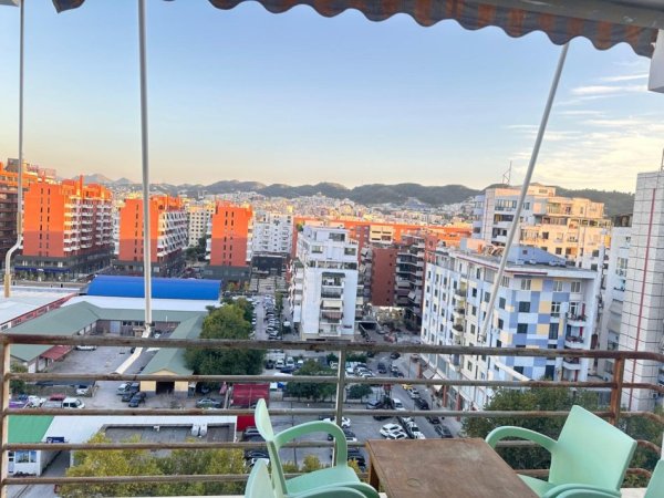 Tirane, jepet me qera apartament 1+1+Ballkon Kati 10, 50 m² 600 € (RRUGA E KAVAJES)