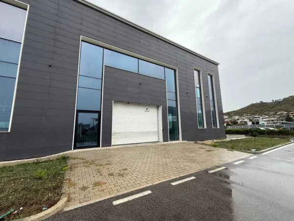 Tirane, jepet me qera magazine Kati 0, 1.600 m² 4.000 € (PEZE HELMES)