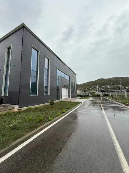 Tirane, jepet me qera magazine Kati 0, 1.600 m² 4.000 € (PEZE HELMES)