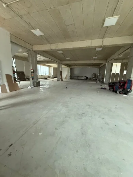 Tirane, jepet me qera magazine Kati 0, 1.600 m² 4.000 € (PEZE HELMES)