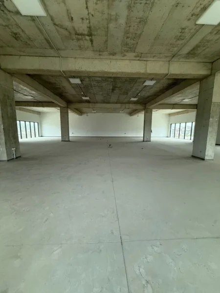 Tirane, jepet me qera magazine Kati 0, 1.600 m² 4.000 € (PEZE HELMES)