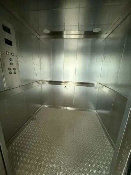 Tirane, jepet me qera magazine Kati 0, 1.600 m² 4.000 € (PEZE HELMES)