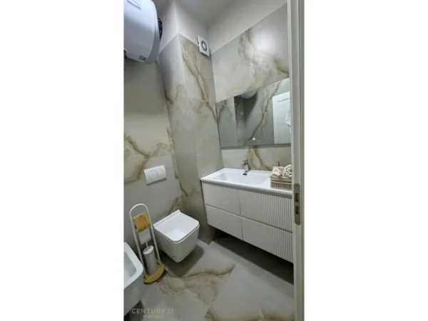 Tirane, jepet me qera apartament 2+1+Ballkon Kati 5, 82 m² 900 € (Mulliri Vjeter)