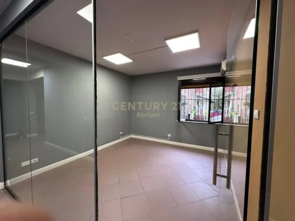 Tirane, jepet me qera zyre Kati 1, 93 m² 1.000 € (Blloku)
