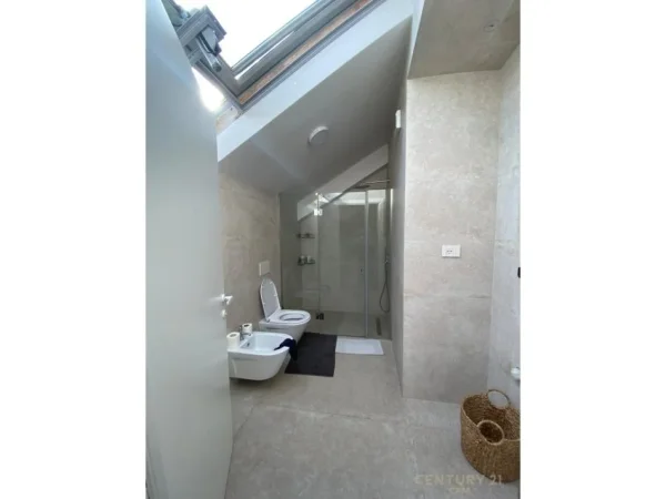 Tirane, jepet me qera apartament 1+1+Aneks+Ballkon Kati 8, 125 m² 1.700 € (Ish Blloku)