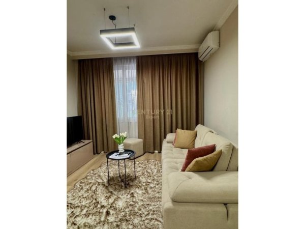 Tirane, jepet me qera apartament 1+1 Kati 4, 70 m² 850 € (Ish Blloku)