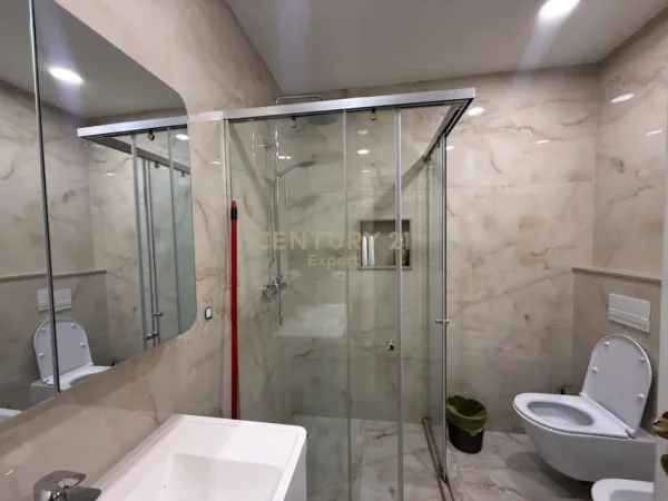 Tirane, jepet me qera apartament 1+1 Kati 4, 70 m² 850 € (Ish Blloku)