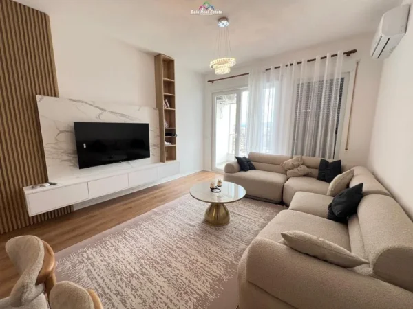Tirane, jepet me qera apartament 2+1+Ballkon Kati 7, 100 m² 700 € (Kompleksi Erli)