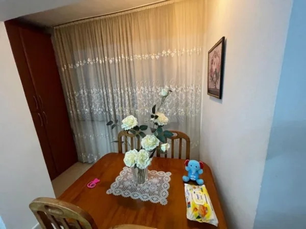 Tirane, jepet me qera apartament 2+1 Kati 3, 75 m² 450 € 
