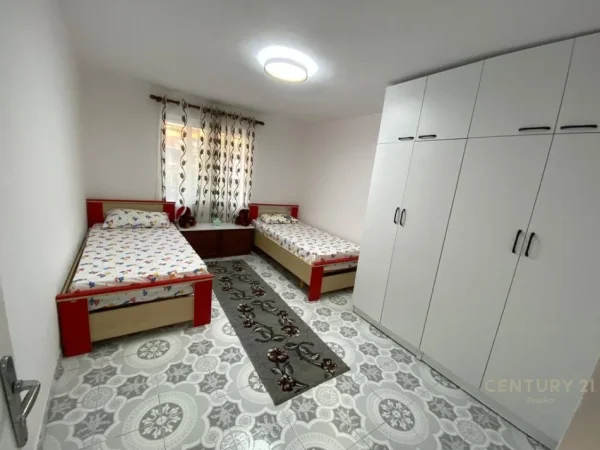 Tirane, jepet me qera apartament 2+1 Kati 4, 76 m² 600 € 