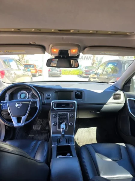 Tirane, shes makine Volvo S60 Benzin, gri metalizato automatik Kondicioner 250.000 km 6.000 €