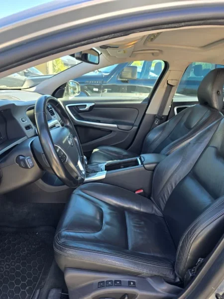 Tirane, shes makine Volvo S60 Benzin, gri metalizato automatik Kondicioner 250.000 km 6.000 €