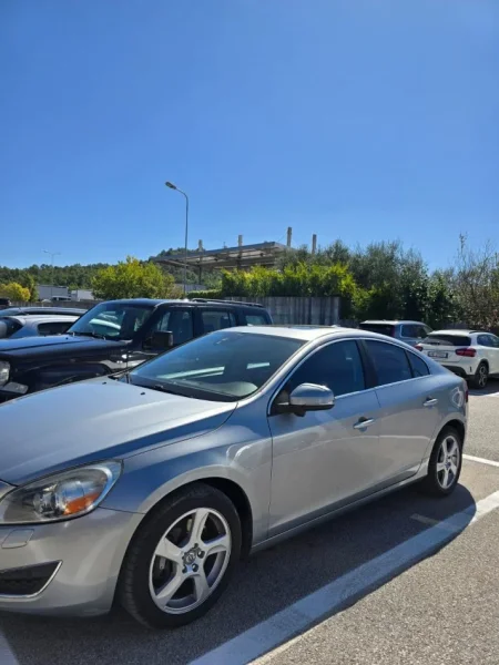 Tirane, shes makine Volvo S60 Benzin, gri metalizato automatik Kondicioner 250.000 km 6.000 €