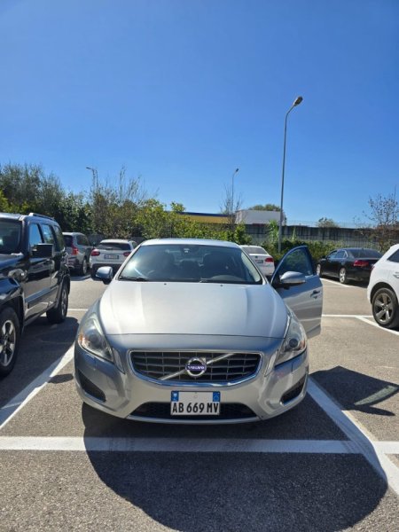 Tirane, shes makine Volvo S60 Benzin, gri metalizato automatik Kondicioner 250.000 km 6.000 €
