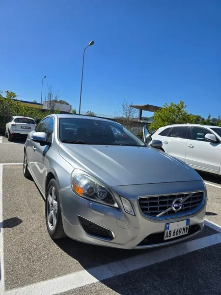 Tirane, shes makine Volvo S60 Benzin, gri metalizato automatik Kondicioner 250.000 km 6.000 €