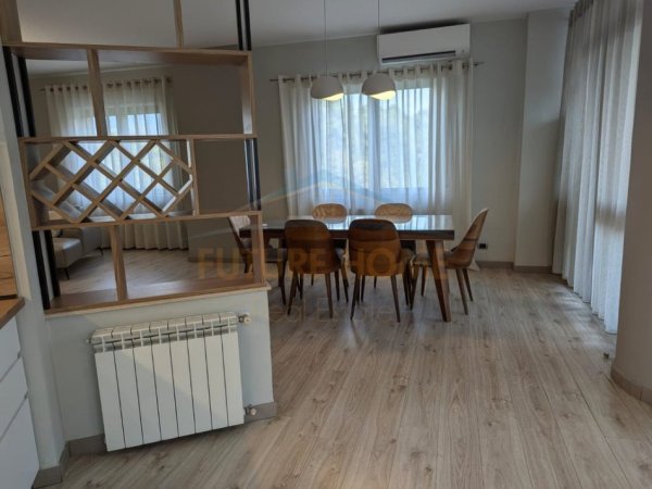 Tirane, jepet me qera apartament 3+1+Aneks+Ballkon Kati 5, 185 m² 2.490 € (Liqeni Artificial)