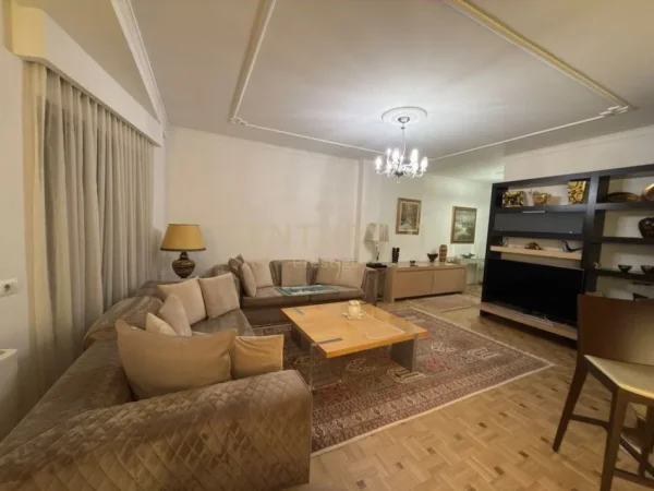 Tirane, jepet me qera apartament 2+1+Ballkon Kati 5, 178 m² 2.100 € 