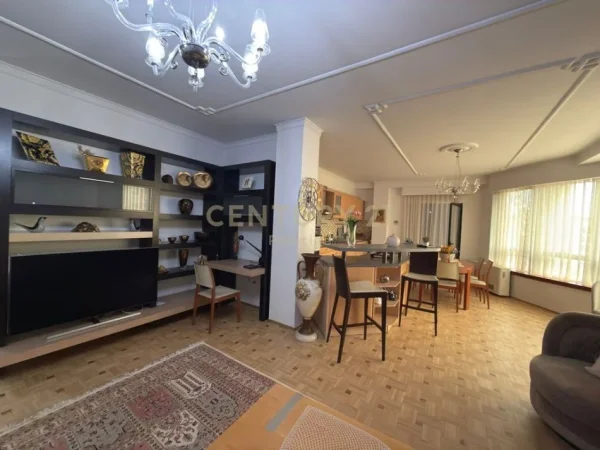 Tirane, jepet me qera apartament 2+1+Ballkon Kati 5, 178 m² 2.100 € 