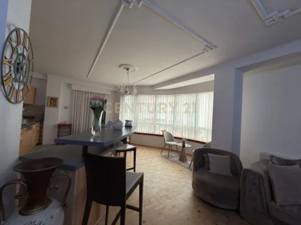 Tirane, jepet me qera apartament 2+1+Ballkon Kati 5, 178 m² 2.100 € 