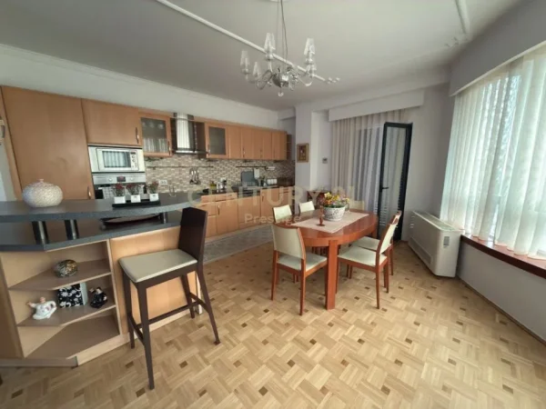 Tirane, jepet me qera apartament 2+1+Ballkon Kati 5, 178 m² 2.100 € 