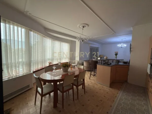 Tirane, jepet me qera apartament 2+1+Ballkon Kati 5, 178 m² 2.100 € 